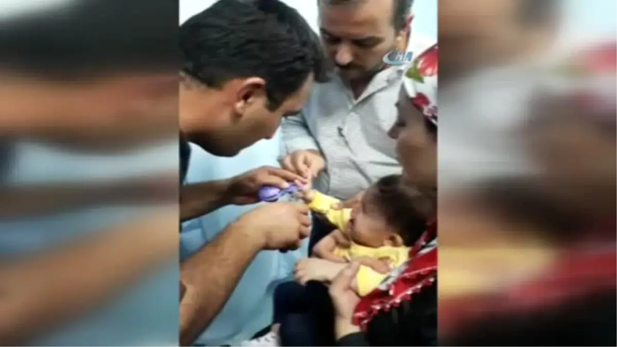 Bebeğin Parmağına Sıkışan Oyuncağı İtfaiye Çıkardı