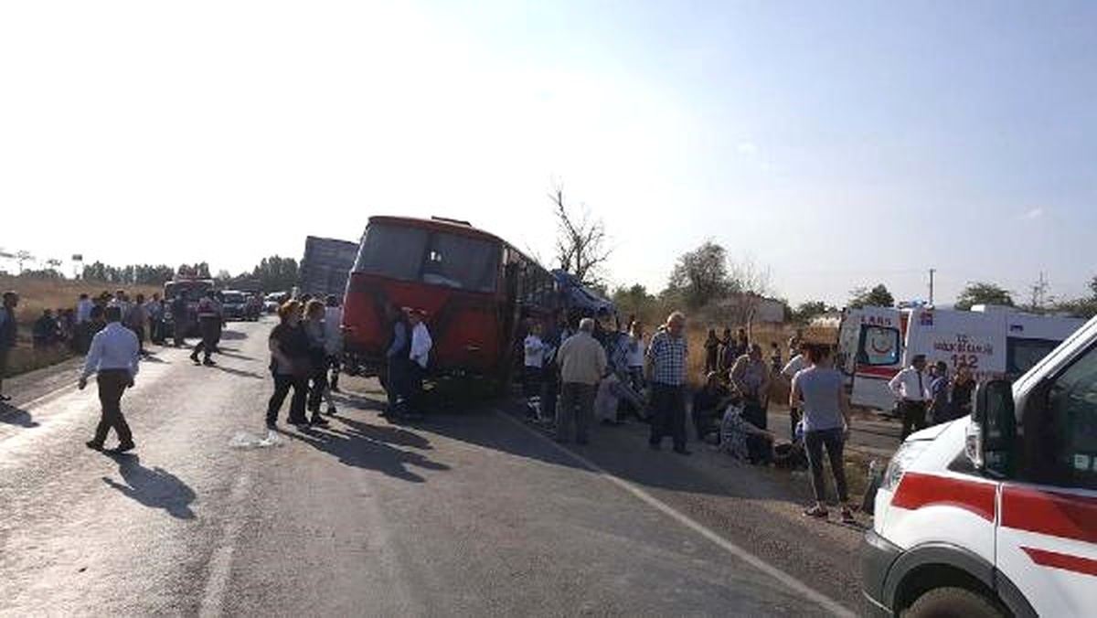 Cenazeden Dönen Otobüs Kamyonla Çarpıştı: 13 Yaralı