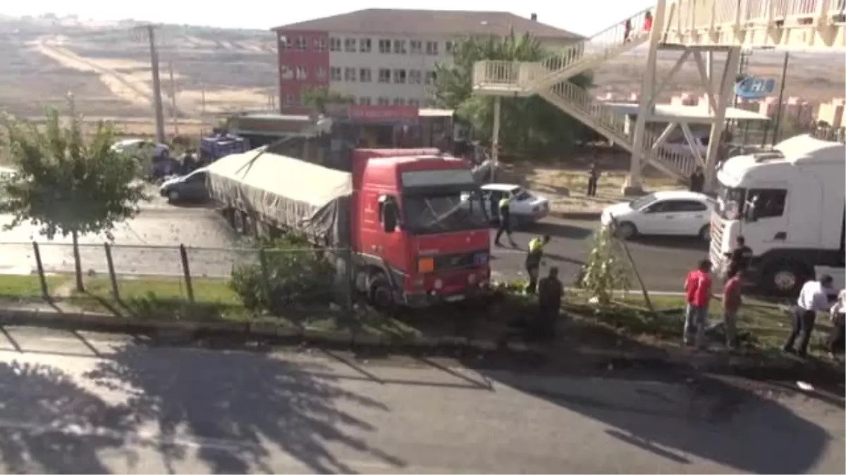 Freni Tutmayan Kömür Yüklü Tır Karşı Şeride Geçti