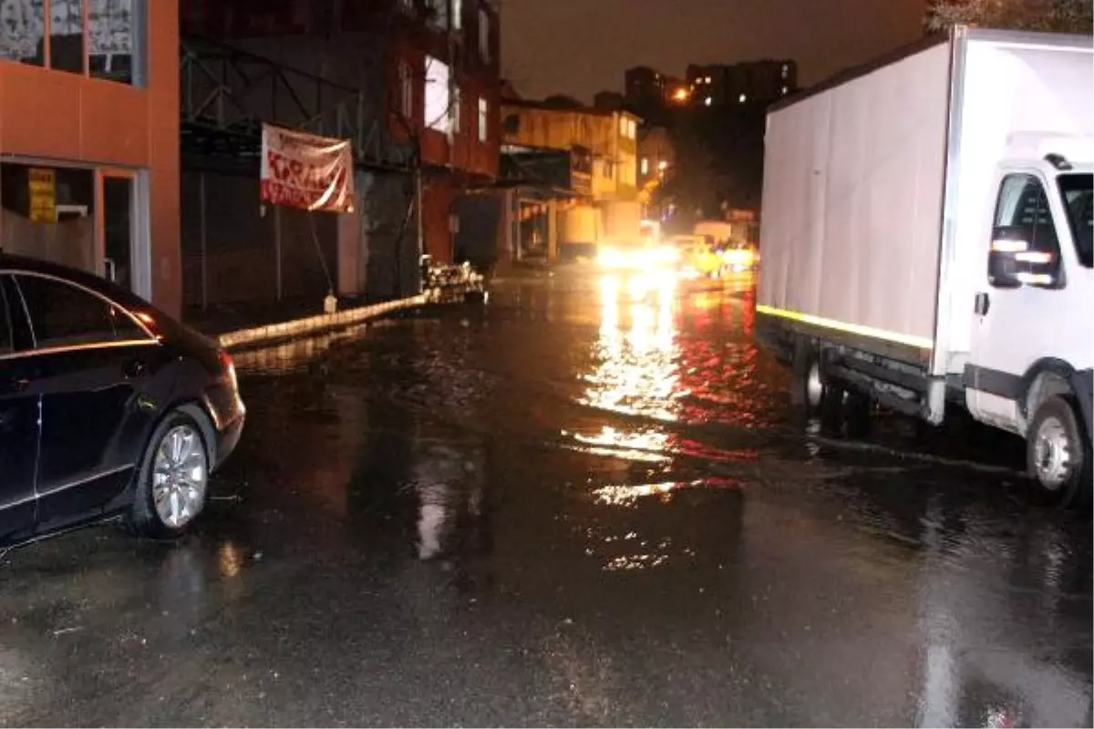 İstanbul\'da Etkili Olan Sağanak Yağmur Hayatı Felç Etti
