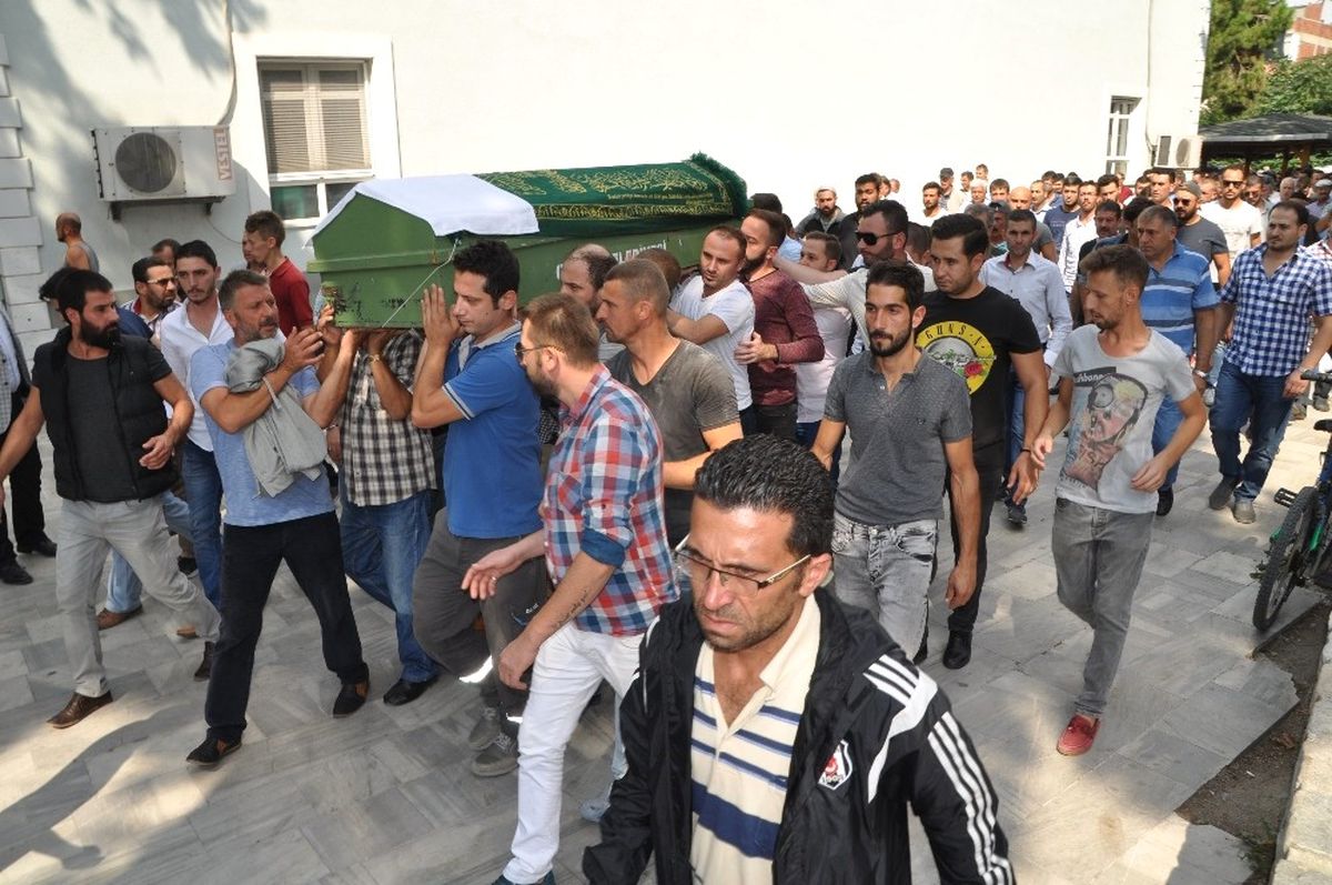 Ölümüyle 7 Kişiyi Hayata Bağlayan Genç, Gözyaşları İçinde Son Yolculuğuna Uğurlandı