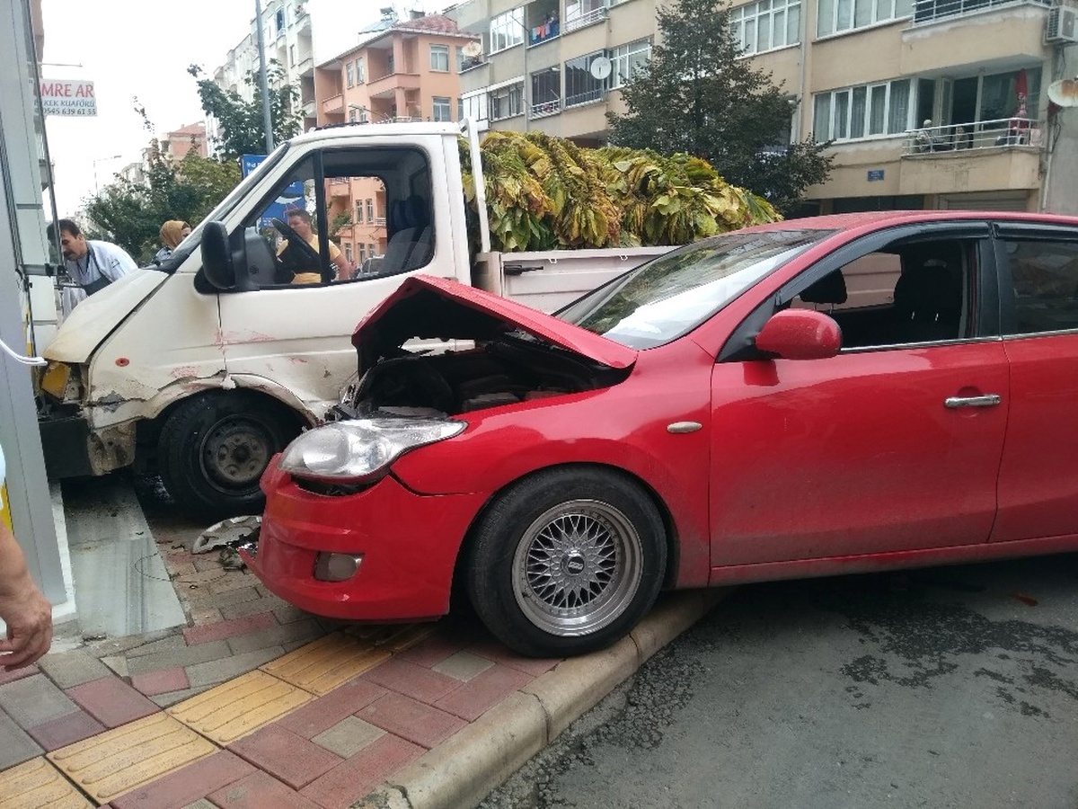 Otomobil ile Kamyonet Çarpıştı: 3 Yaralı