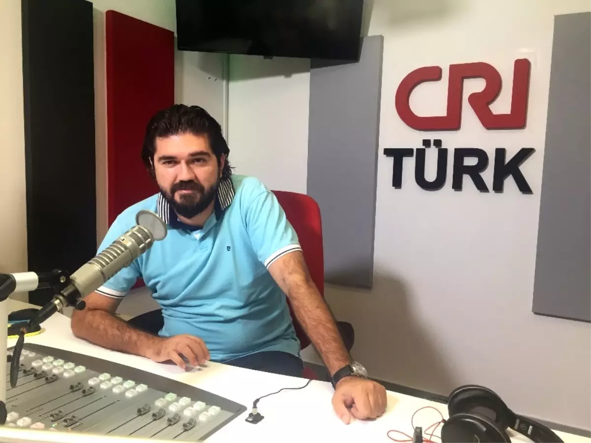 Rasim Ozan Kütahyalı Radyo Programı Yapıyor