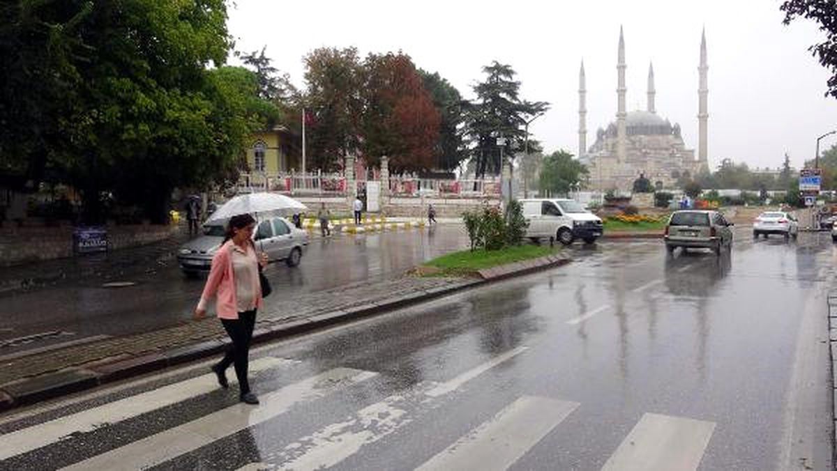 Sağanak Yağmur Edirne\'de Etkili Oldu