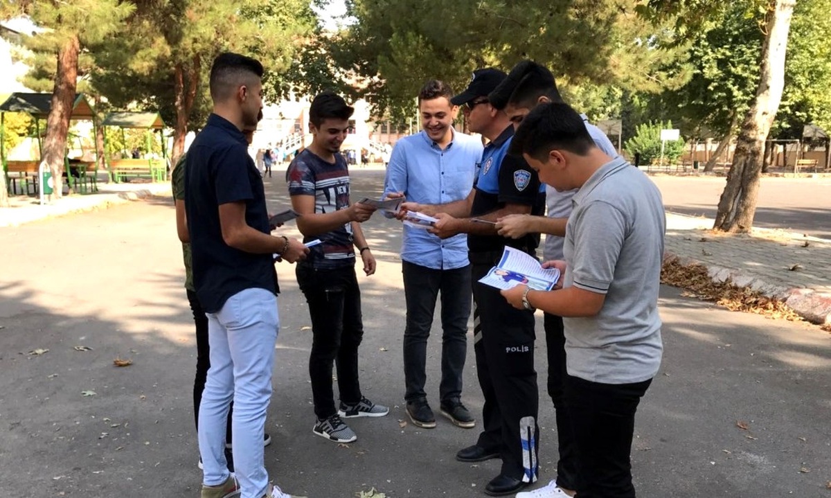 Toplum Destekli Polisler Öğrenci ve Velileri Uyardı