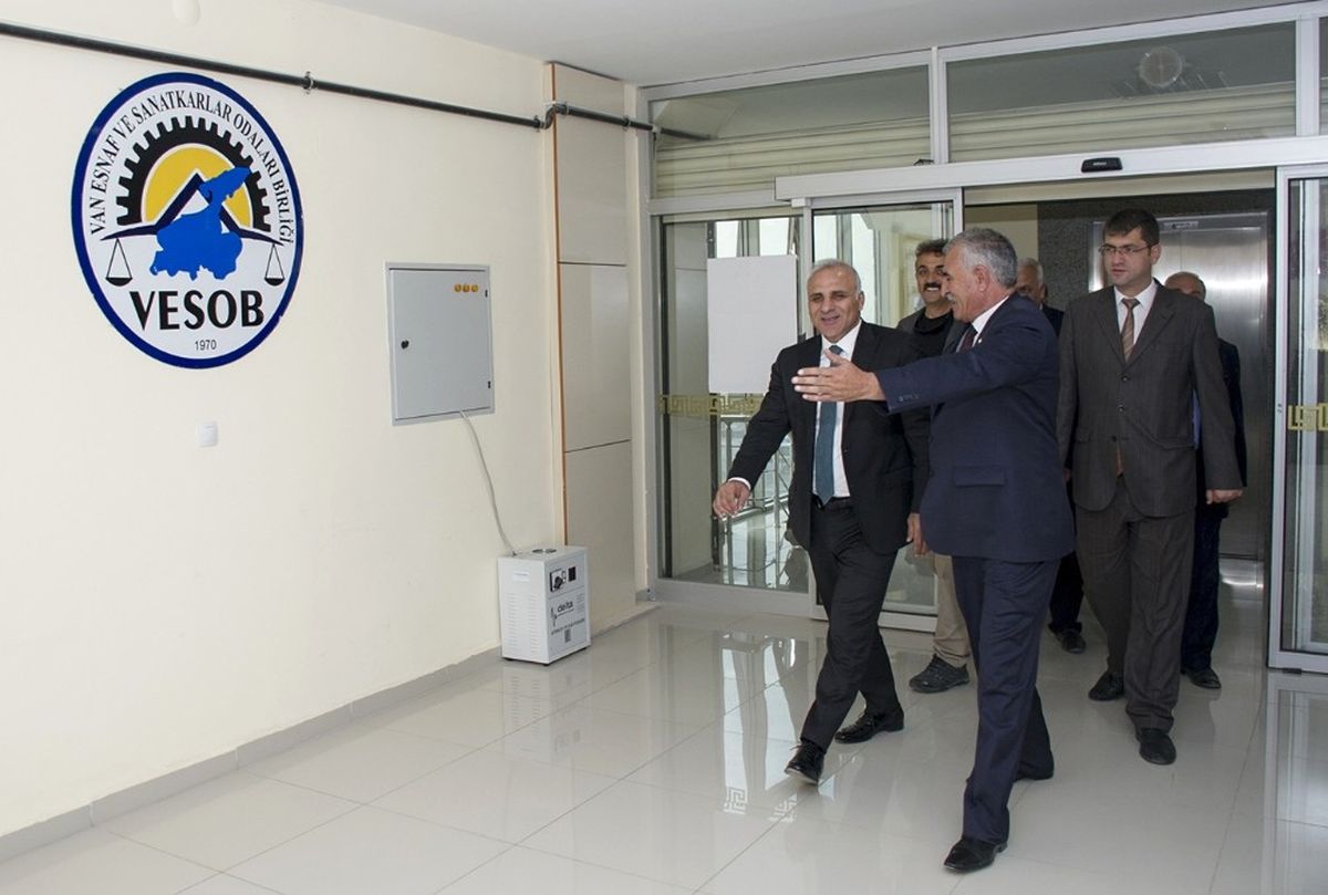 Vali Zorluoğlu, Van\'da Göçmenlerin Kaldıkları Yerleşkeleri Ziyaret Etti