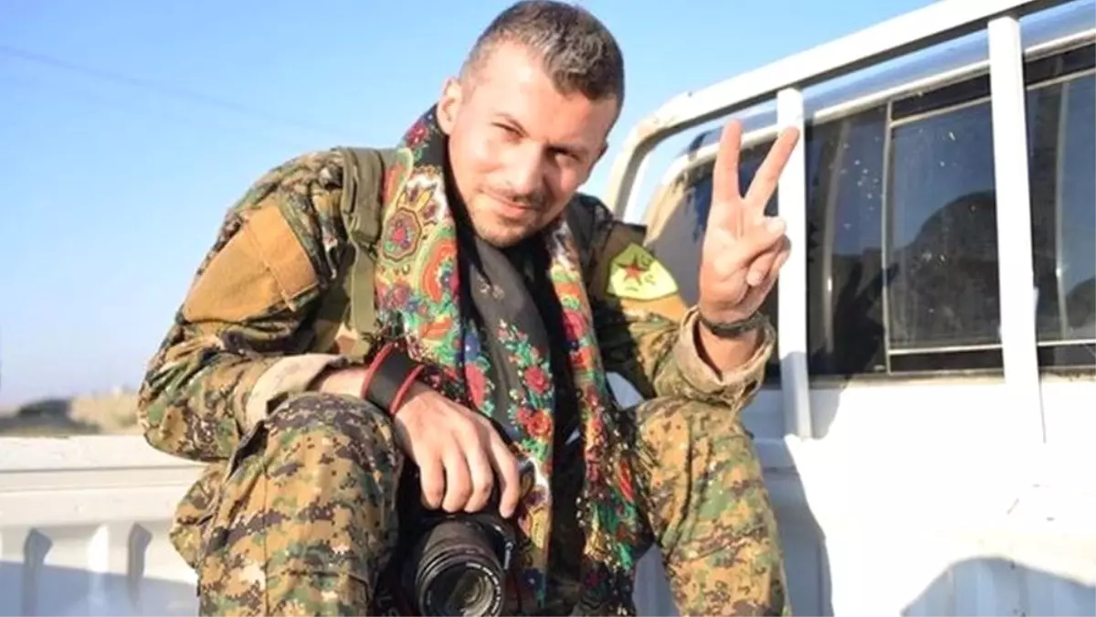 Ypg\'ye Katılan Mehmet Aksoy İsimli İngiltere Vatandaşı Belgeselci Rakka\'da Işid Saldırısında...