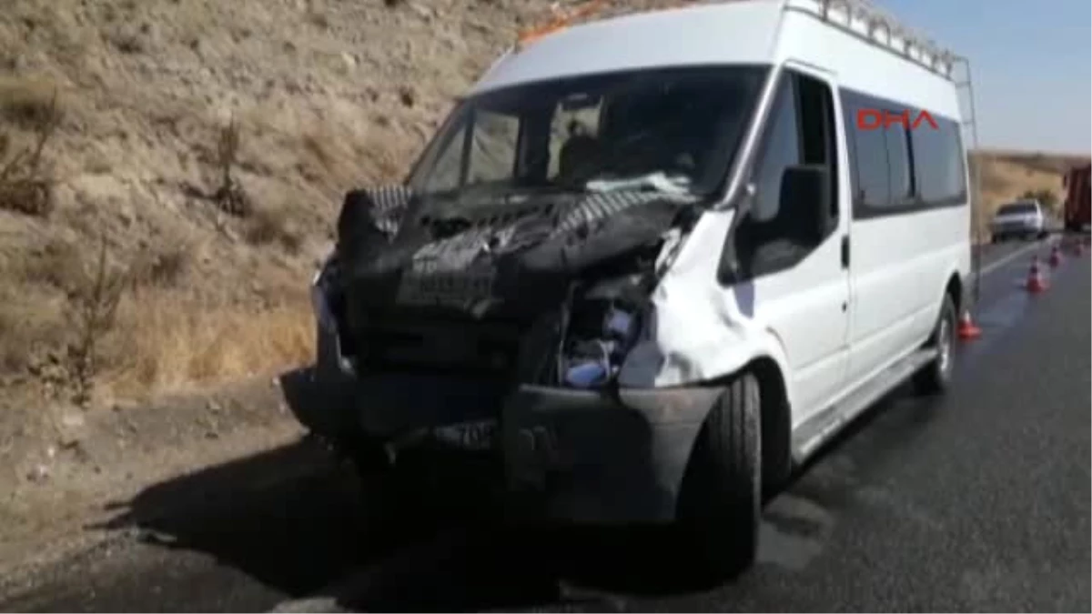 Adıyaman Kahta\'da Servis Minibüsü ile Çarpışan Otomobilin Sürücüsü Öldü
