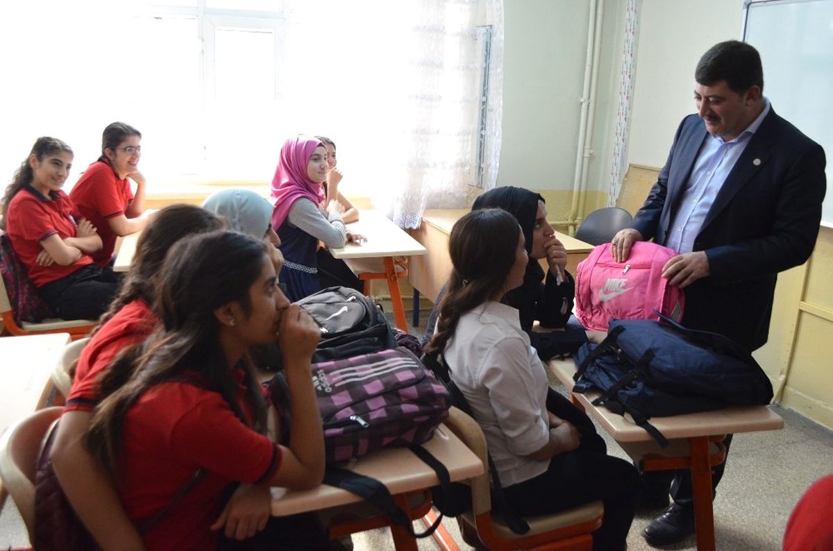 AK Parti\'den Öğrencilere Kırtasiye Yardımı
