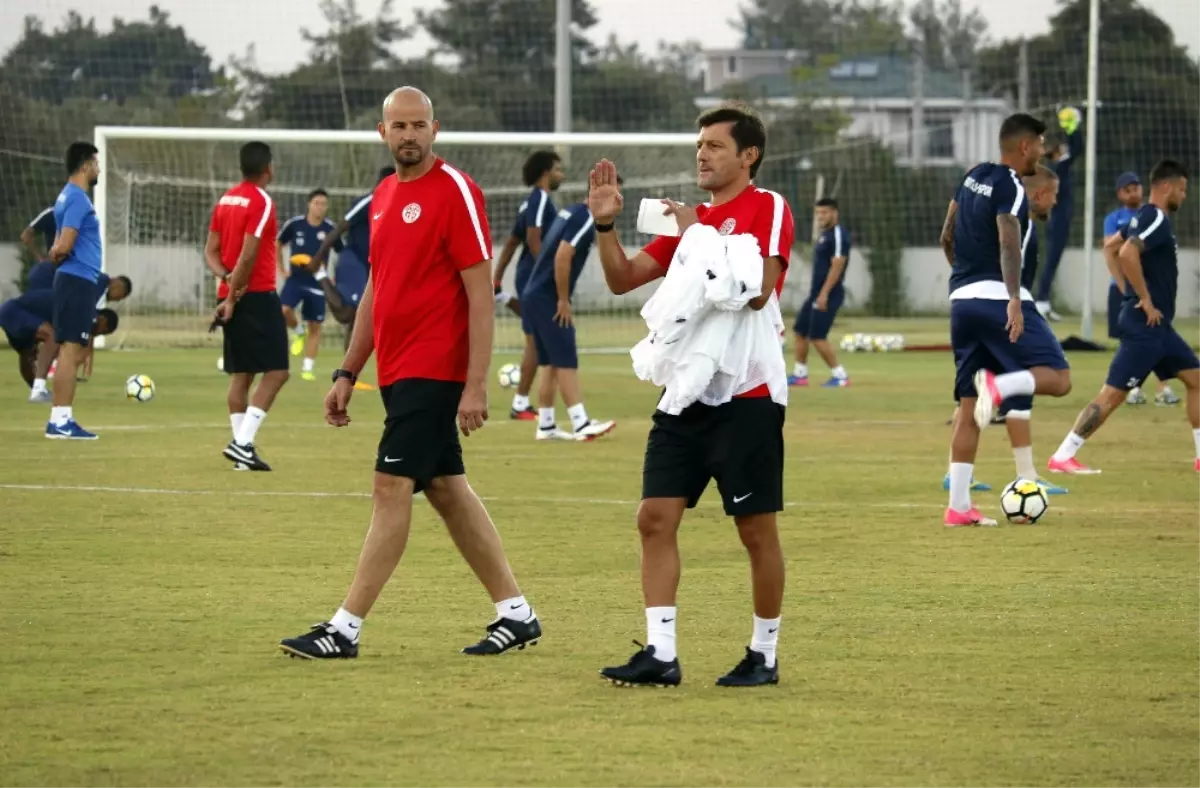 Antalyaspor\'da Leonardo İlk Kez Takımı Çalıştırdı