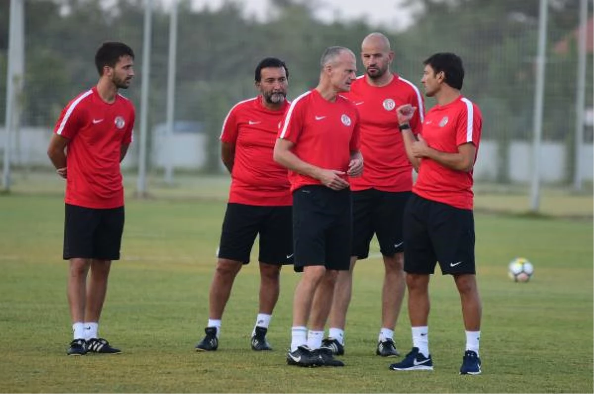 Antalyaspor\'da Yeni Teknik Direktör Leonardo İlk Antrenmanına Çıktı