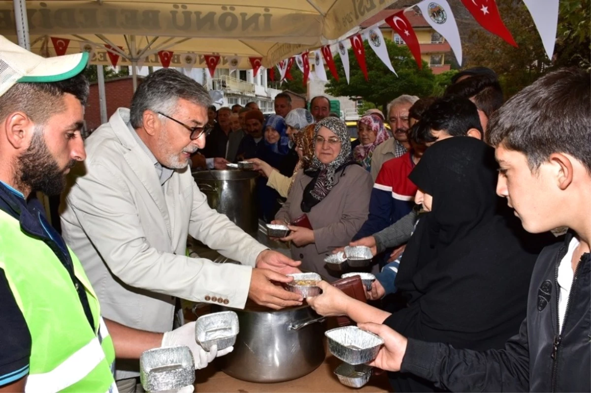 Başkan Bozkurt Aşure Dağıttı