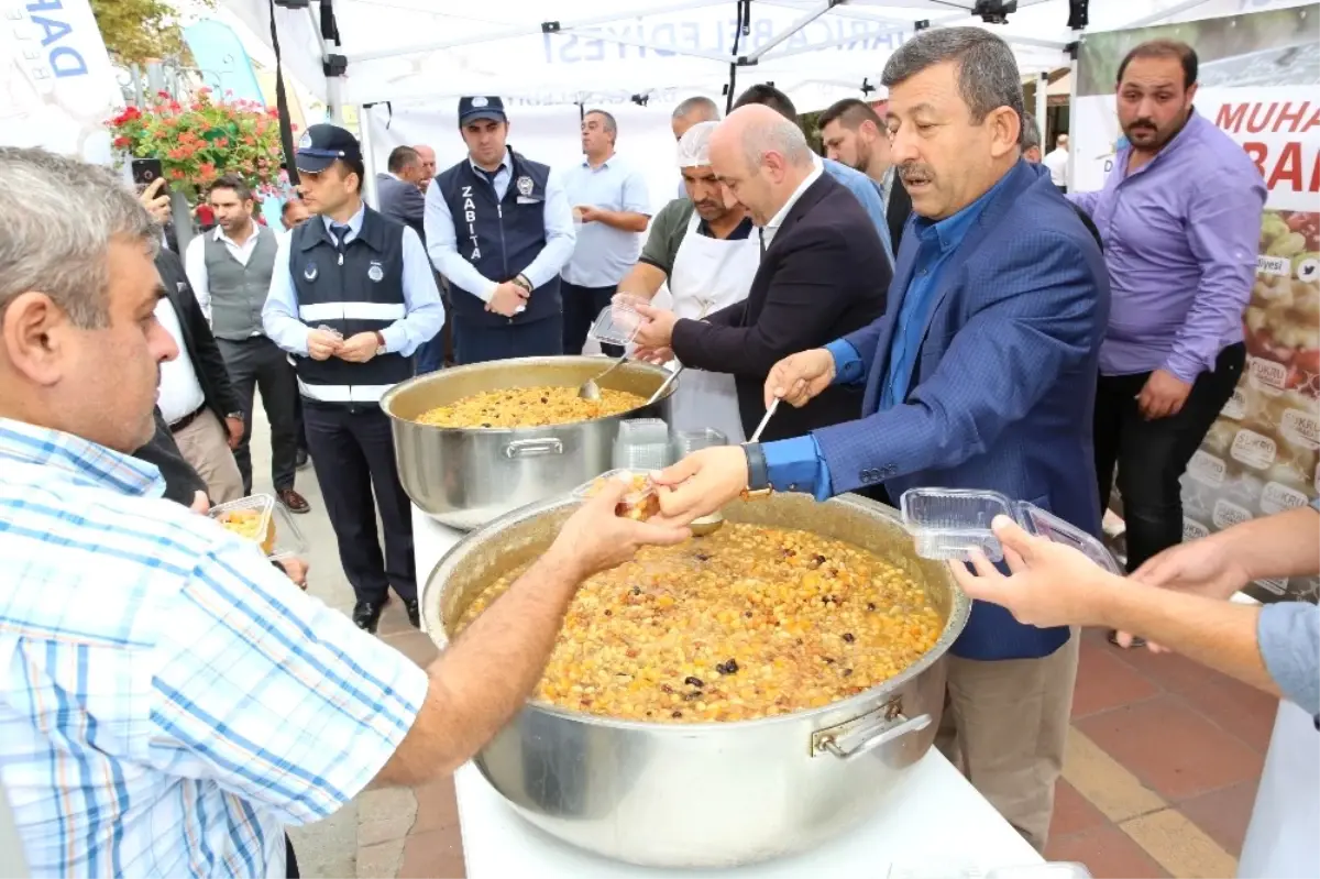 Başkan Karabacak Vatandaşlara Aşure Dağıttı