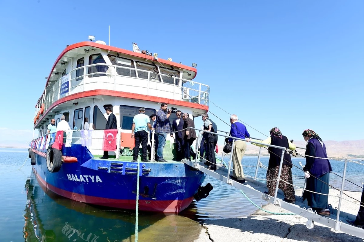 Belediye Başkanı Çakır\'dan Huzurevi Sakinlerine Tekne Gezisi Jesti