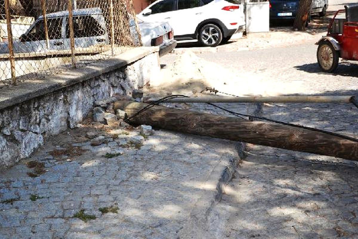 Devrilen Direğin Altında Kalan Kadın Az Daha Canından Oluyordu