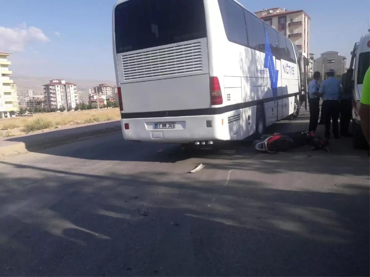 Elekrtikli Bisikletle Otobüs Çarpıştı: 1 Yaralı