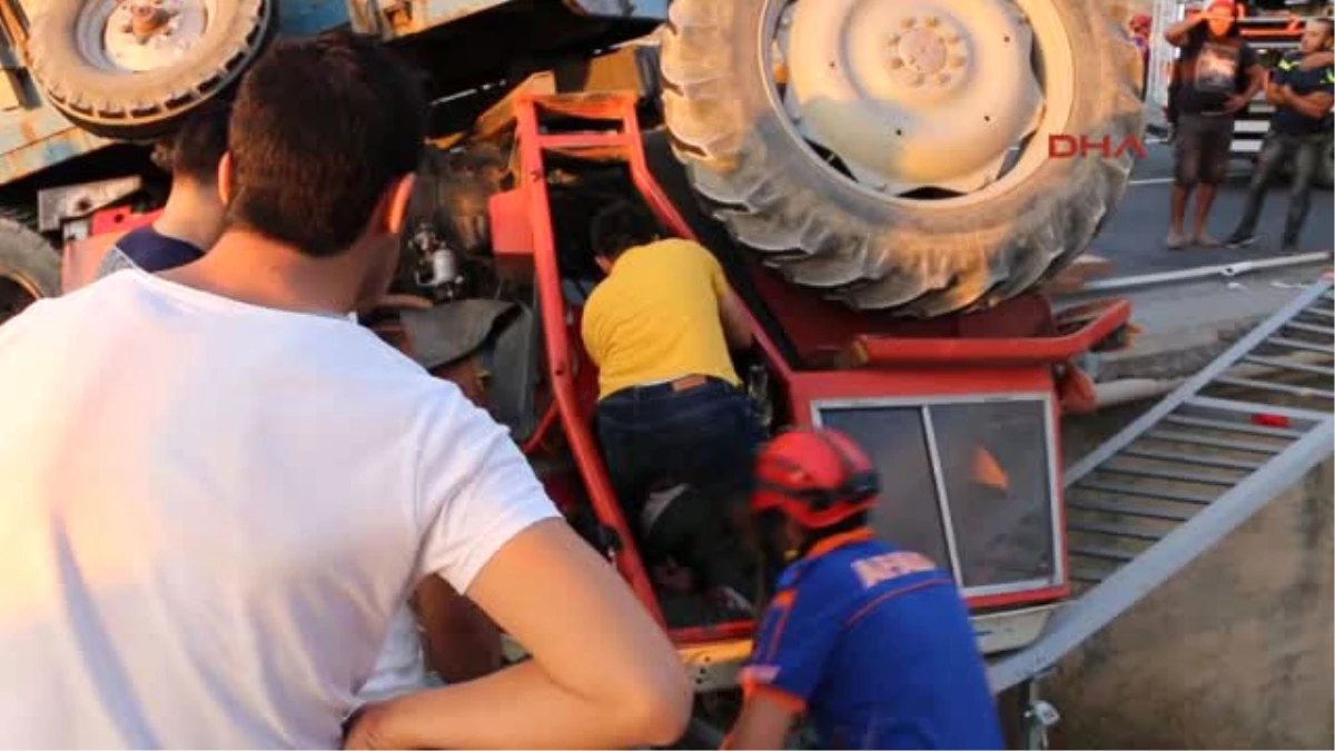 Erzincan Traktörün Altında Kalan Baba-oğul Çaresizce Kurtarılmayı Bekledi
