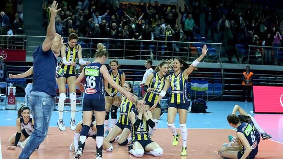 Fenerbahçe Kadın Voleybol Takımı\'nda Bir İmza, Bir Veda