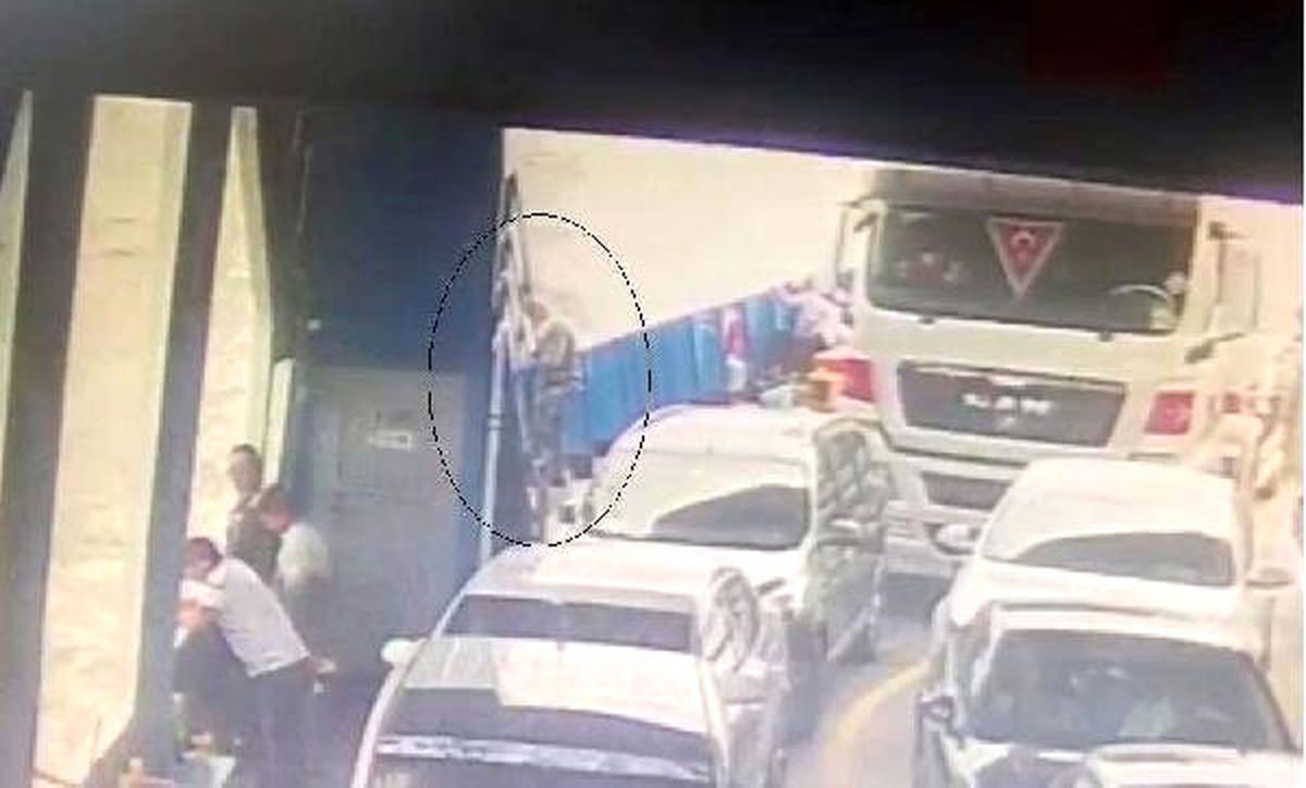 Feribottan Denize Atlayan Kişi Kamerada