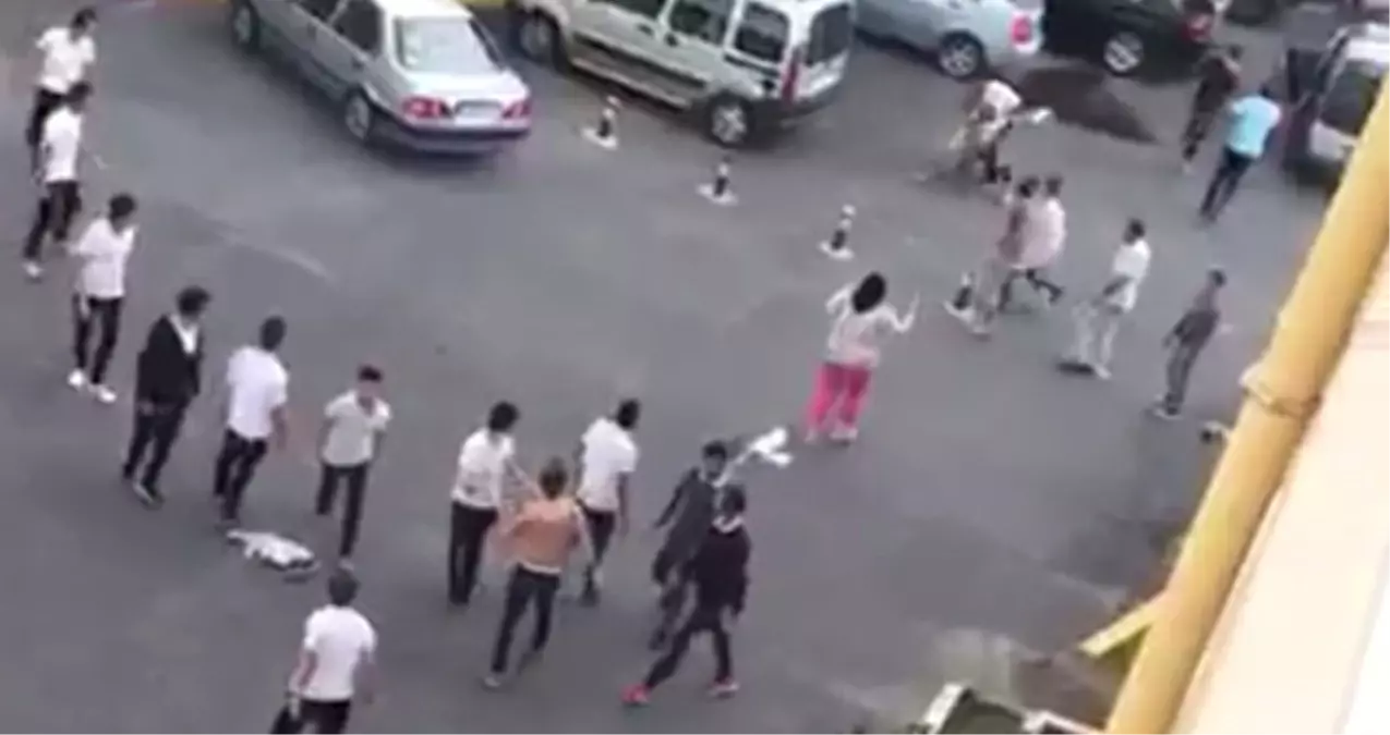 İnşaat İşçileriyle Liseliler Arasında Yeniden Kavga Çıktı! O Anlar Kamerada