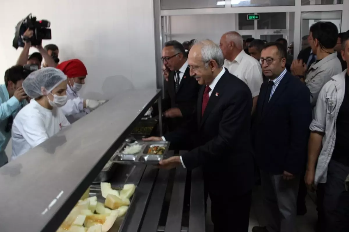 Kılıçdaroğlu İşçilerle Yemek Yedi