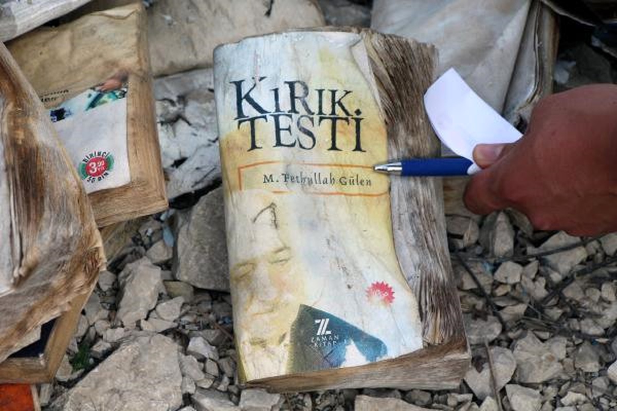 Ormanlık Alanda Fetö Elebaşına Ait Kitaplar Bulundu