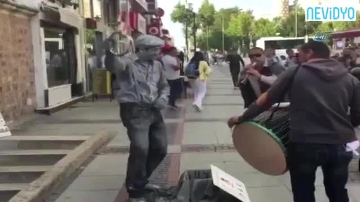 Pandomim Sanatçısı Davul Zurna Sesine Dayanamadı