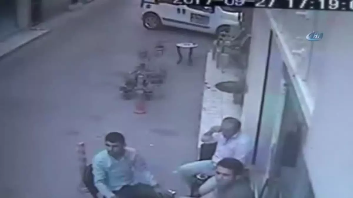 Polisten Kaçtı, Park Halindeki Otomobillere Çarptı