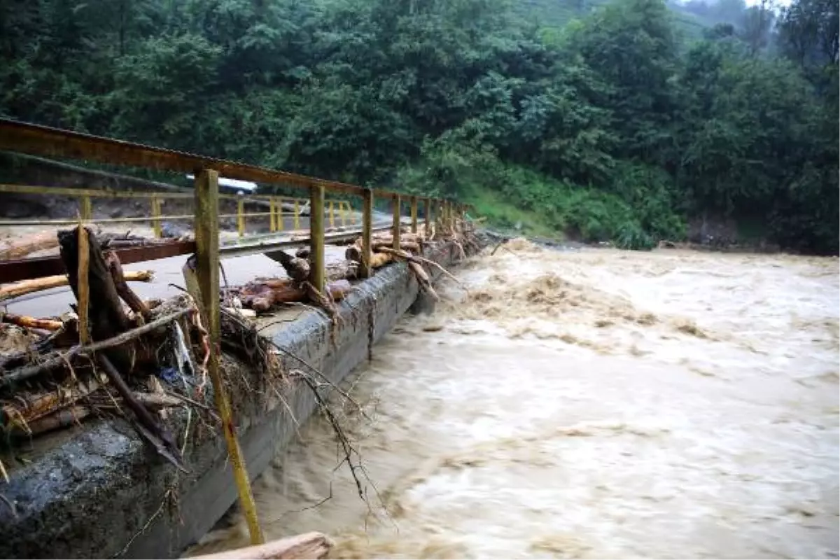 Rize\'de Sağanak Yağmur, Sel ve Heyelana Neden Oldu: 1 Ölü, 1 Yaralı (5)