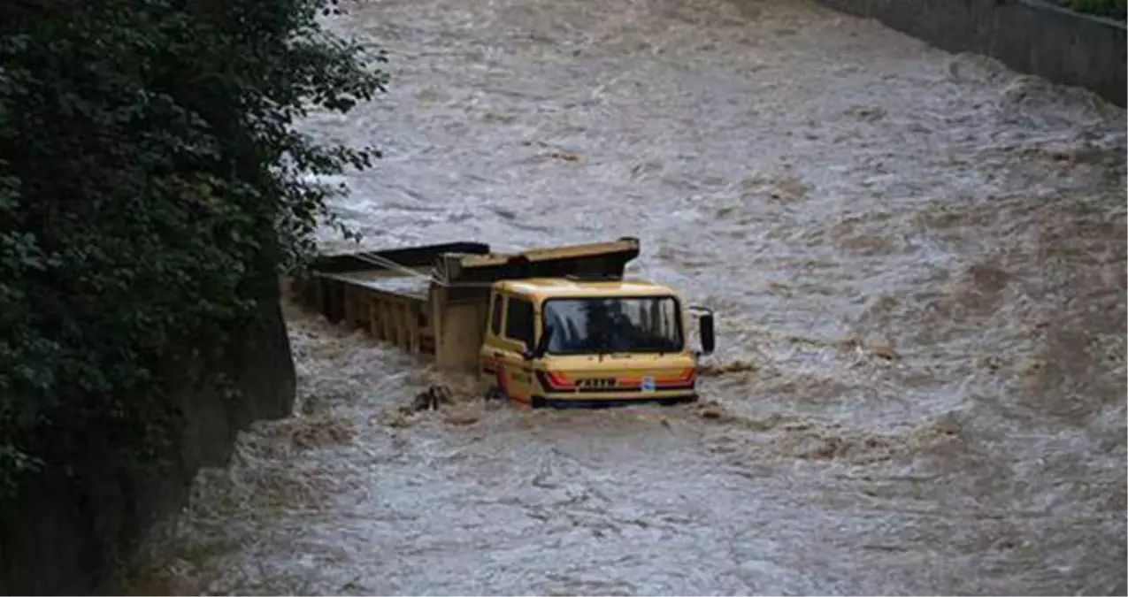 Rize\'de Şiddetli Yağışın Ardından Bir Ev Çöktü: 1 Ölü, 1 Yaralı