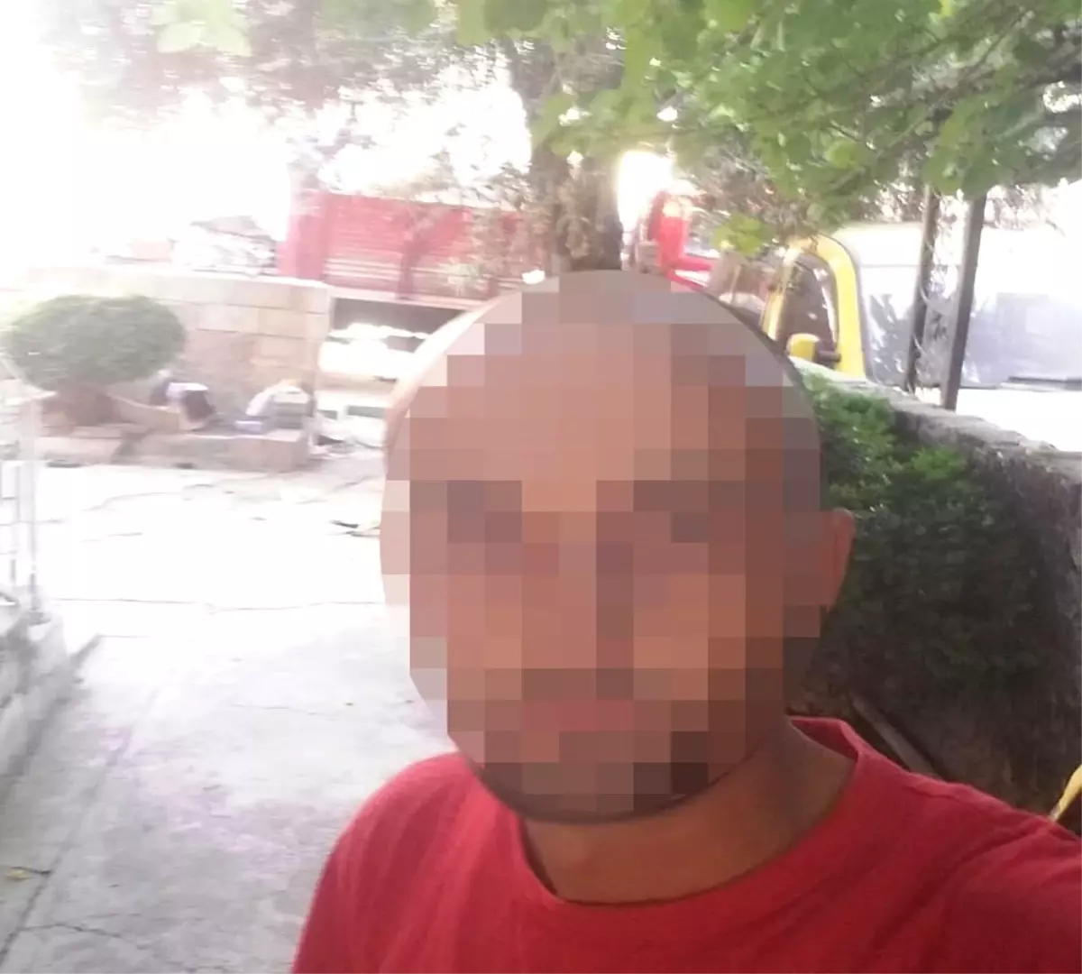 Selfie Çeken Hırsızlar Depo Sahibine Yakalandı