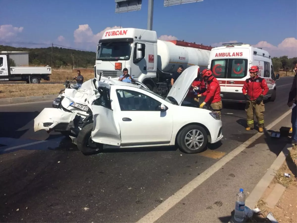 Tır Kırmızı Işıkta Bekleyen Otomobili Biçti