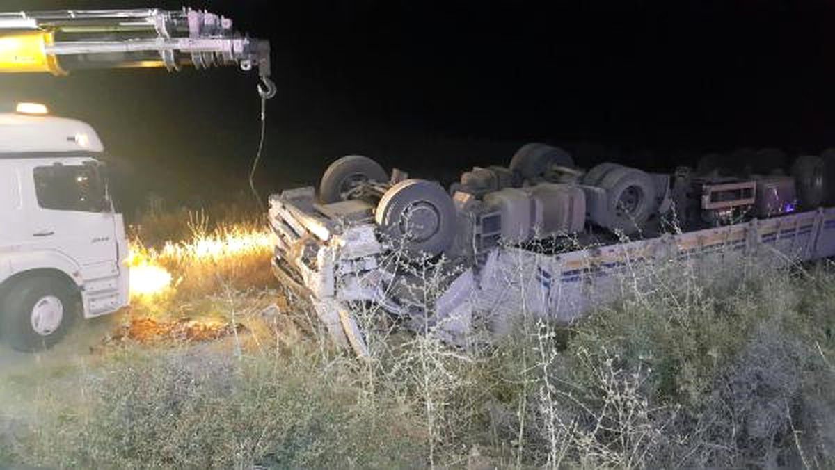 Tır Şarampole Devrildi, Sürücü ve Oğlu Öldü