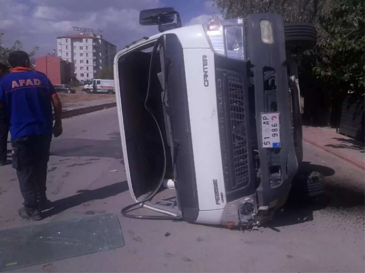 Yakıt Yüklü Tanker Kamyonetle Çarpıştı