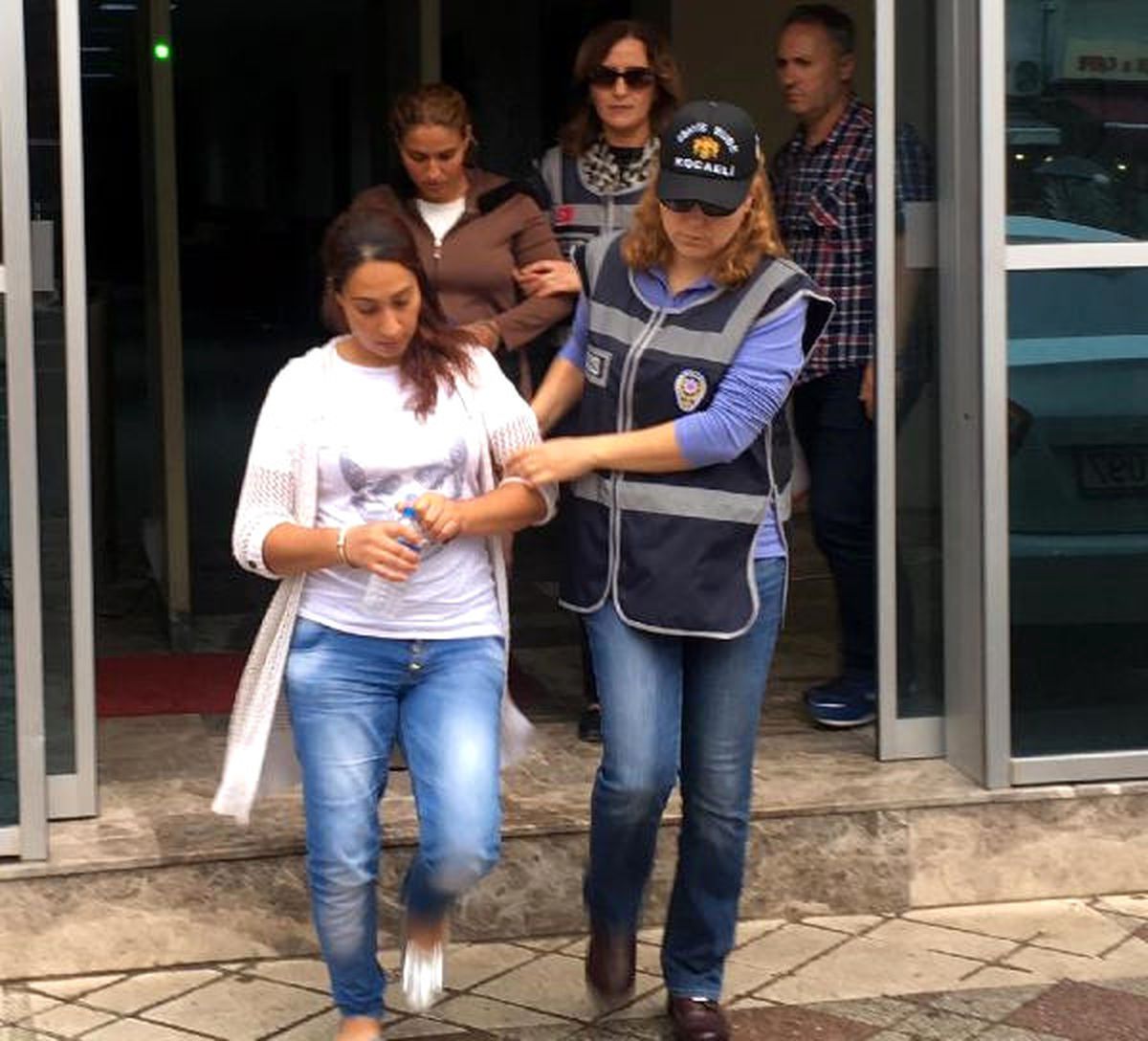 30 Bin Lira Değerinde Altın ve Para Çalan Kadınları Güvenlik Kameraları Ele Verdi
