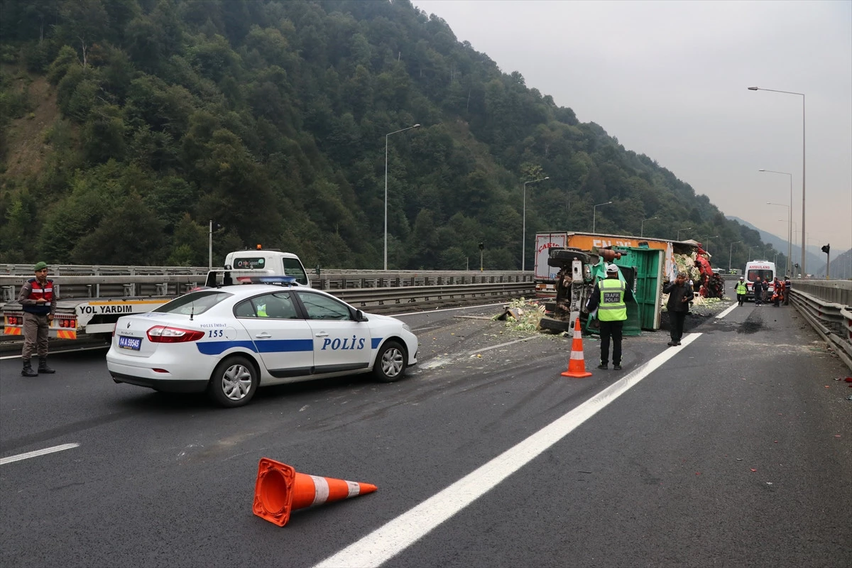 Anadolu Otoyolu\'nda Trafik Kazası: 3 Yaralı