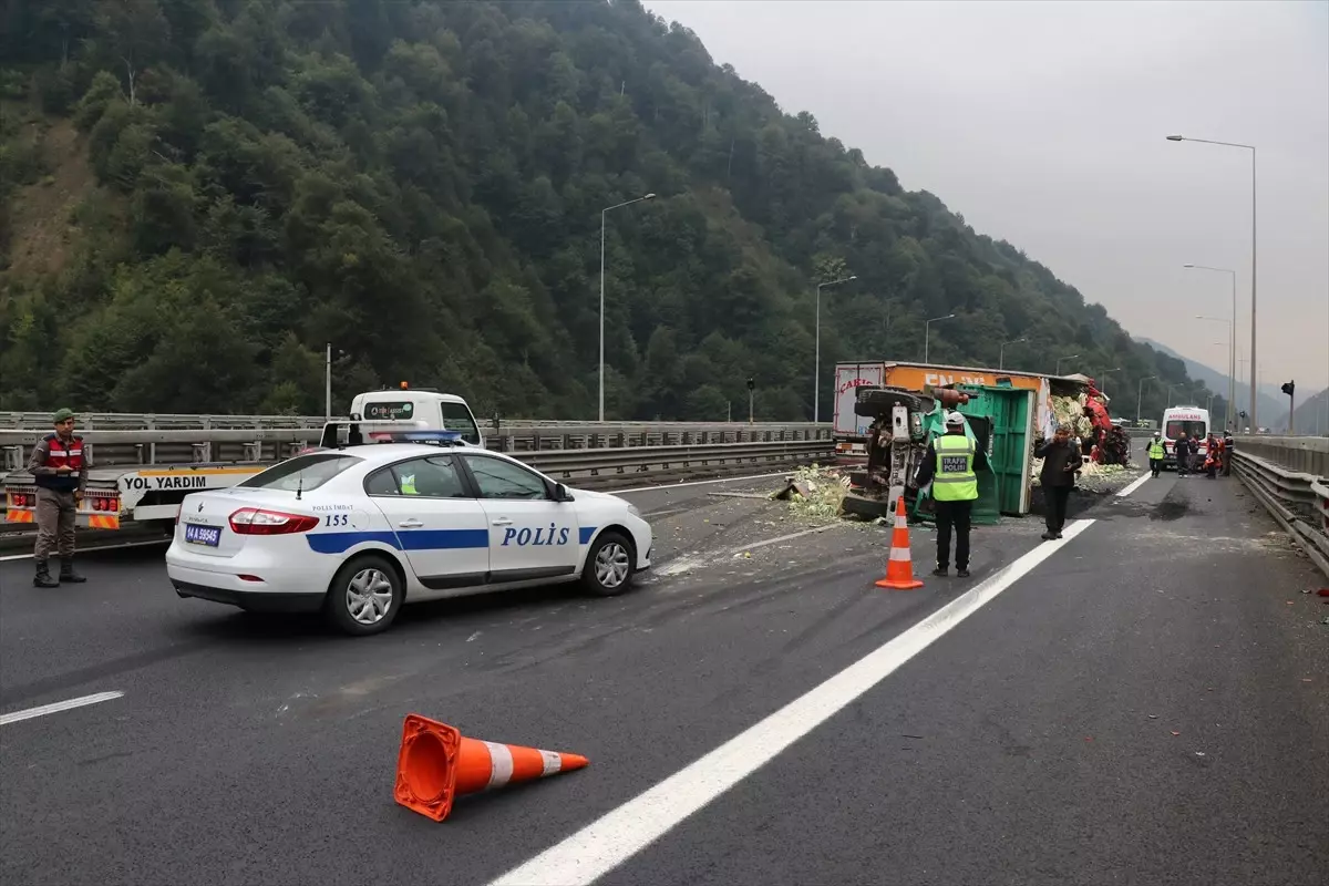 Anadolu Otoyolu\'nda Trafik Kazası: 3 Yaralı