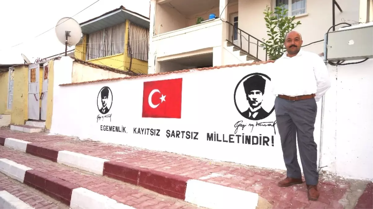 Bayrak ve Atatürk Sevgisini Duvara İşledi