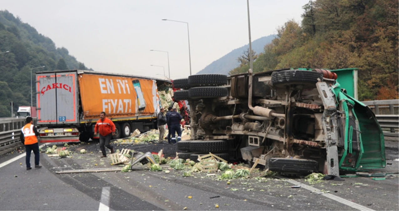 Bolu Dağı\'nda Çarpışan TIR ile Kamyon Devrildi: 3 Yaralı