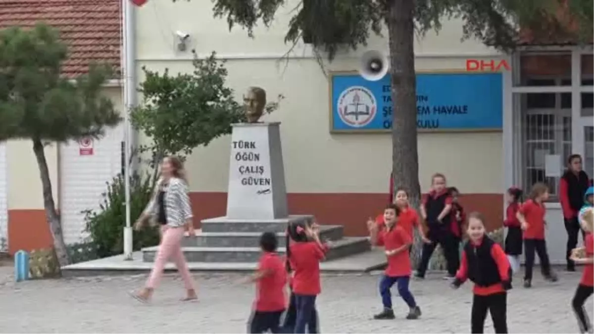 Edirne\'de İlkokullu 3 Kız, Atatürk Islanmasın Diye Büstüne Şemsiye Tuttu