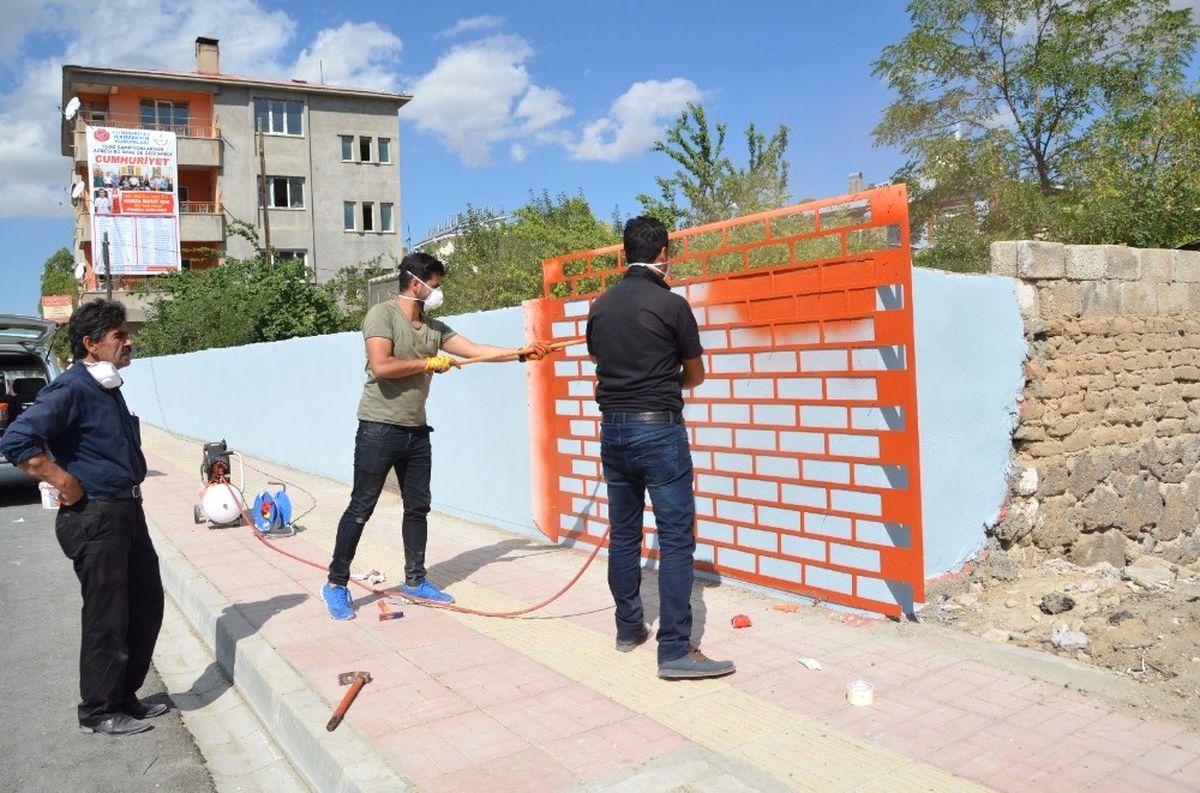 Erciş Belediyesi Vanyolu Caddesini Güzelleştirmeye Devam Ediyor