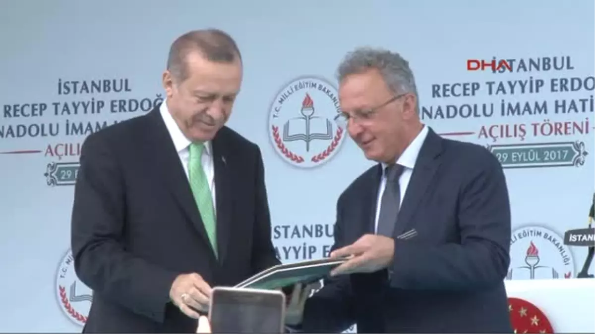 Erdoğan Cuma Namazını Fatih\'te Kıldı, Mezun Olduğu Okulun Açılışını Yaptı