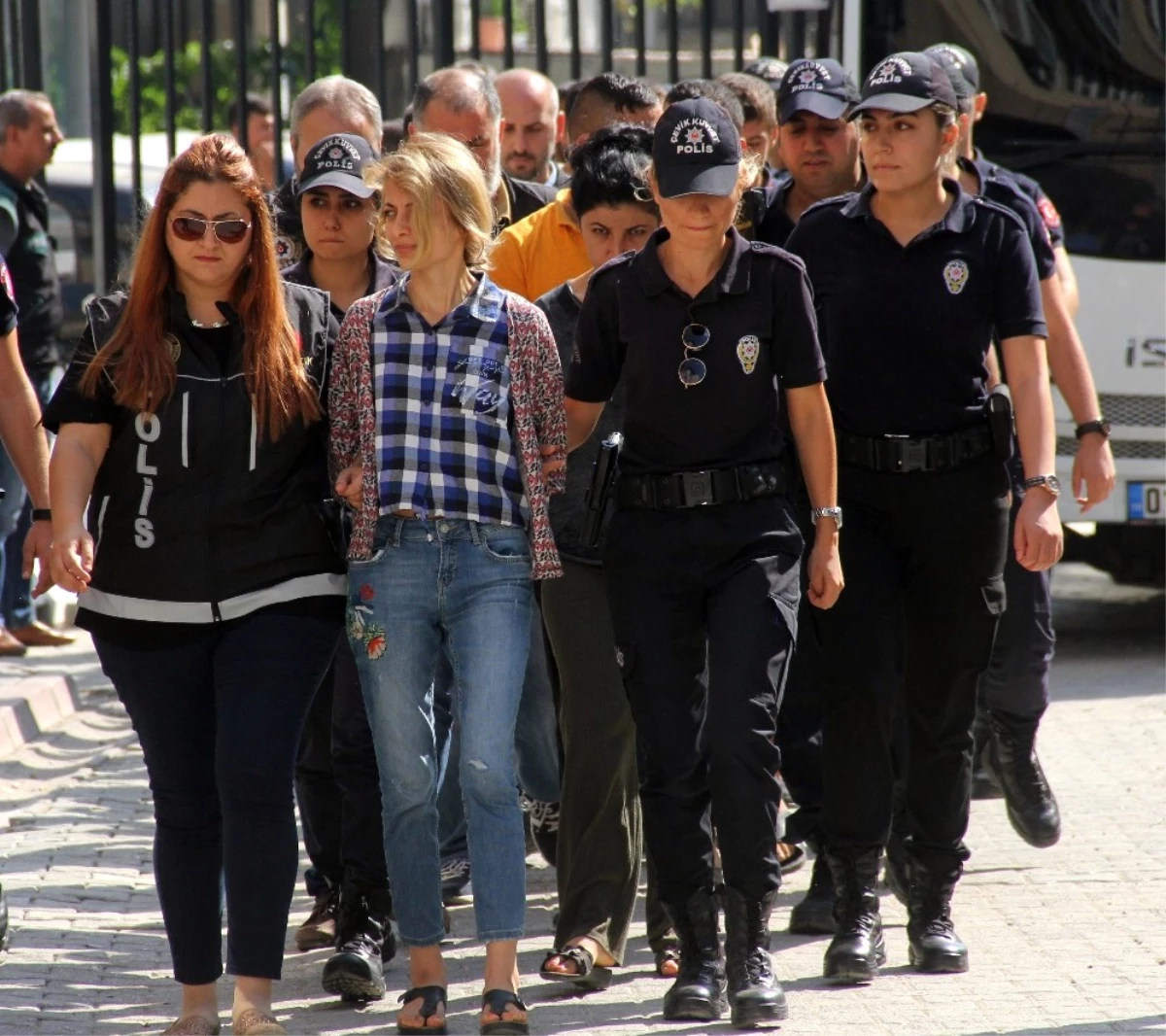 Evleri Uyuşturucu Merkezi Yapan Kadınlar Tutuklandı