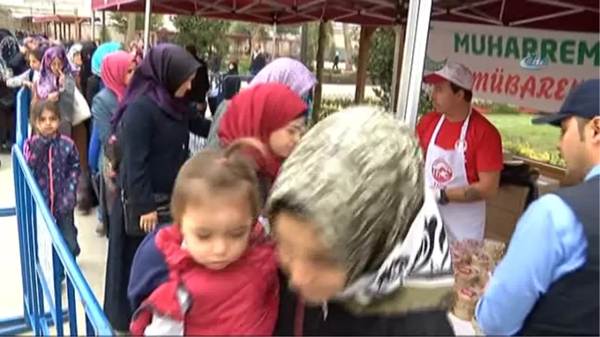 Fatih Camii\'nde Cuma Namazı Sonrası Aşure İkramı