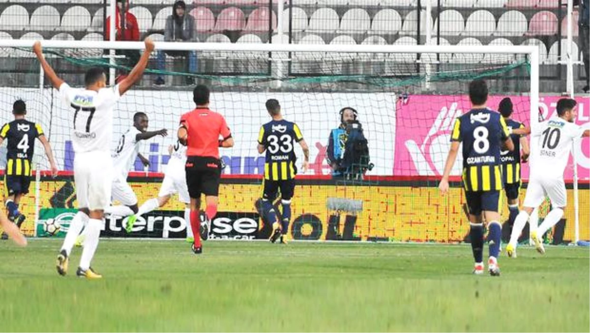 Fenerbahçe 9 Kişi Kaldığı Maçta Akhisarspor\'a 1-0 Yenildi