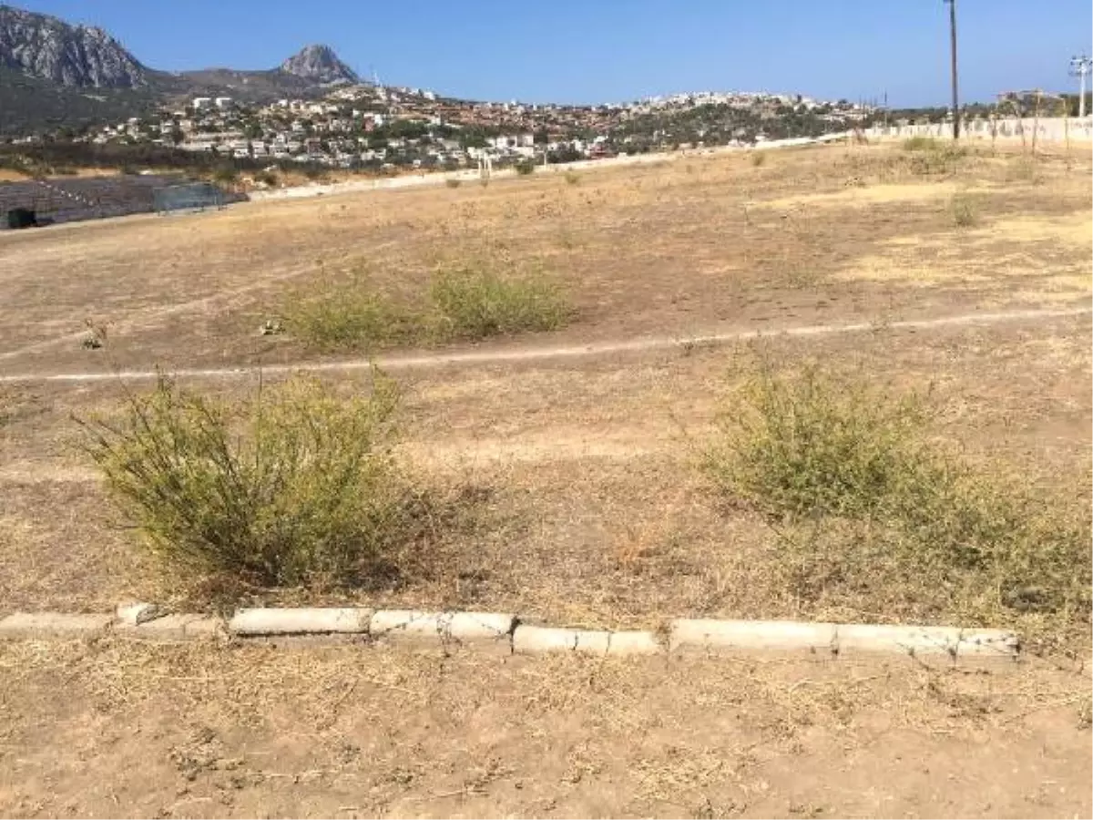 Karaburun\'un Tek Futbol Sahası Bakımsızlıktan Harabeye Döndü