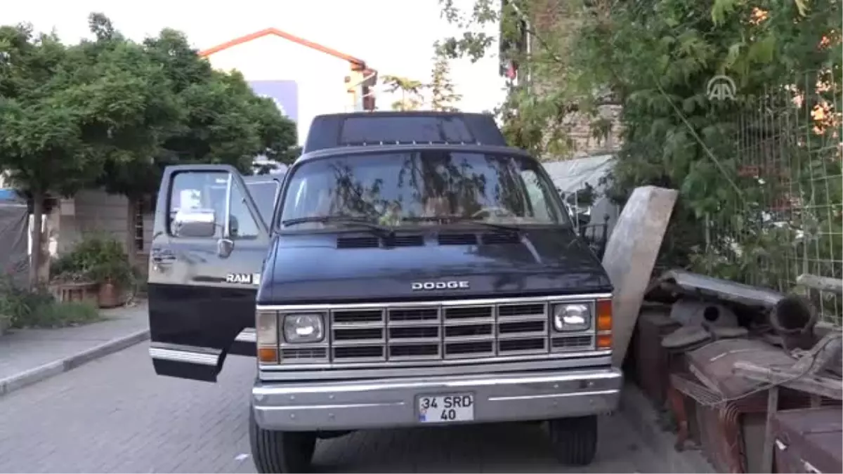 Karavana Çevirdiği Minibüsle Şehir Şehir Geziyor