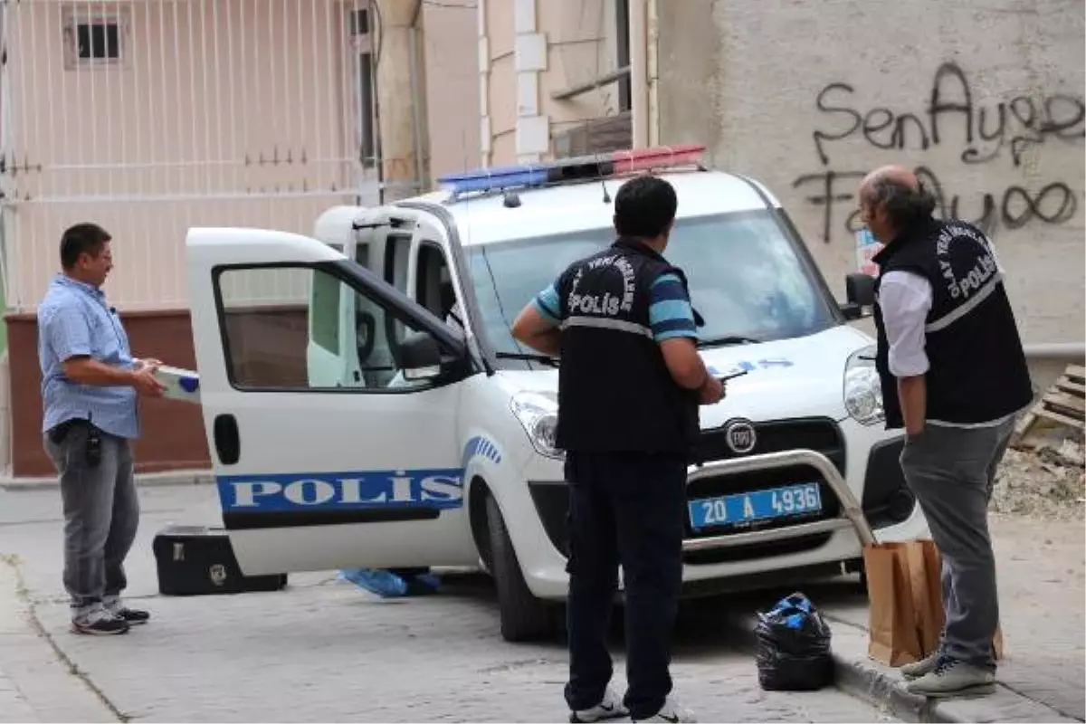 Kendini Kendini Yaralayıp, 3\'üncü Kattan Atlayan Genç Öldü