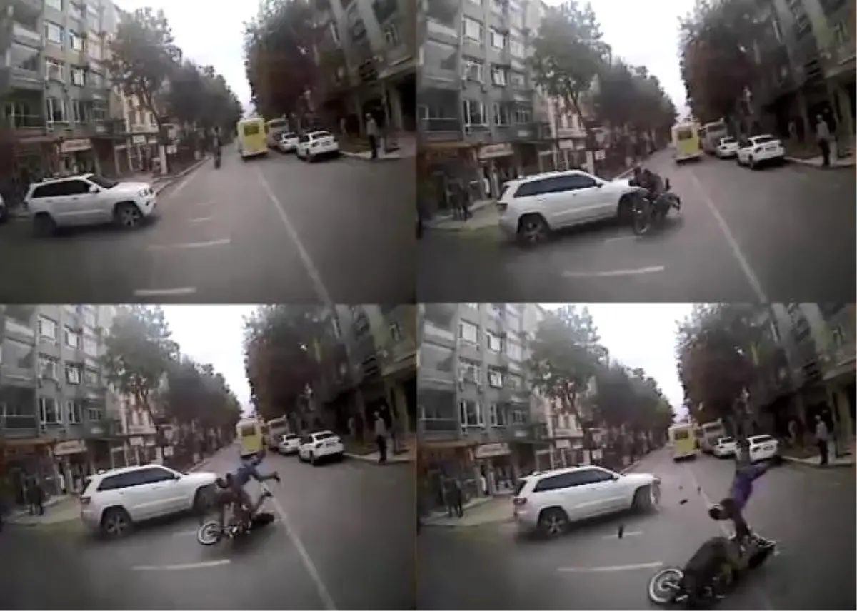 Motosikletin Cipe Çarpıp, Midibüsün Altına Girmesi Kamerada