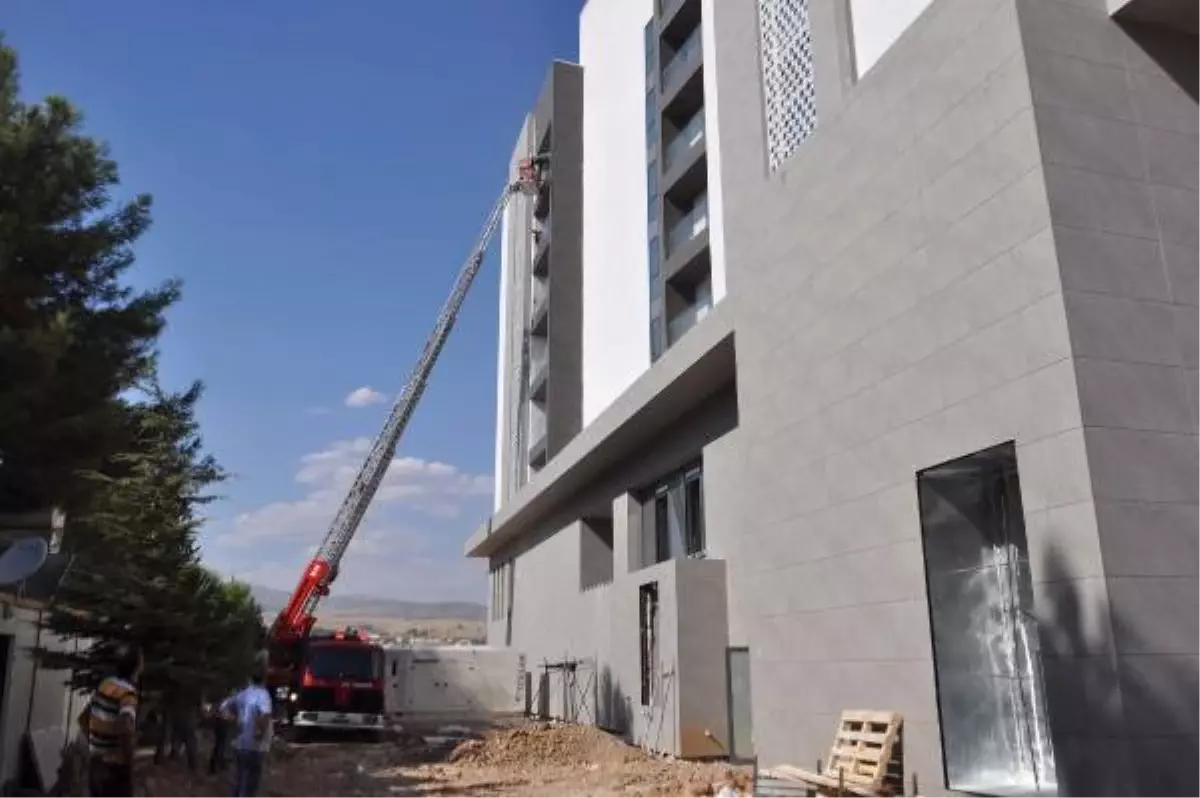 Otel İnşaatında Yangın: 7 İşçi Dumandan Etkilendi